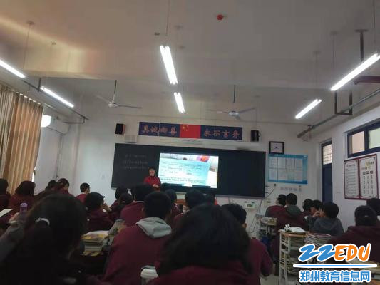 王老师借助多媒体当堂评讲学生作业