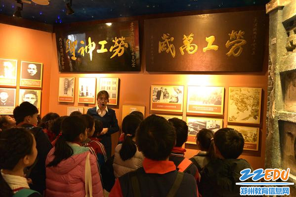 听讲解员讲解 (2) 听讲解员讲解 (2)