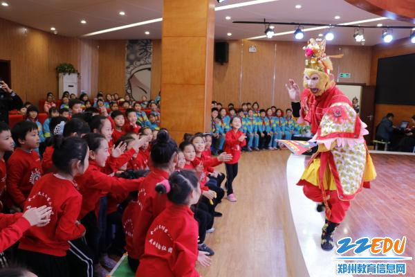 孩子们与心中的偶像“美猴王”近距离互动 孩子们与心中的偶像“美猴王”近距离互动