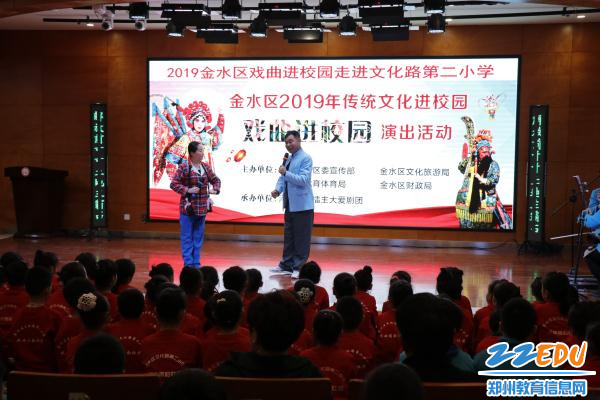 瞧,同学们看得多认真吧! 瞧,同学们看得多认真吧!