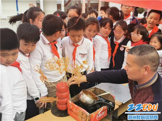 非遗老师为孩子们现场展示 非遗老师为孩子们现场展示