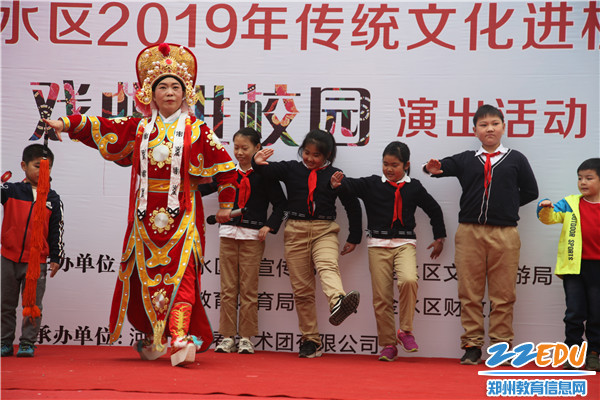 孩子们与戏曲专家上台互动 孩子们与戏曲专家上台互动