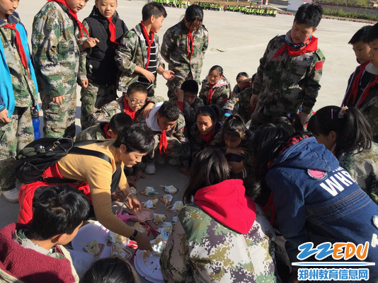 肖琳老师为学生组织生日会 肖琳老师为学生组织生日会