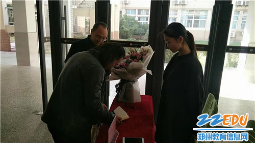 老师前来观展 老师前来观展