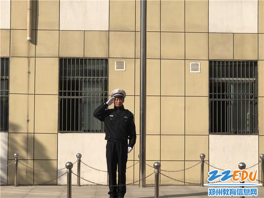 交警二大队保通中队孔国东指导员进行交通安全知识讲座 交警二大队保通中队孔国东指导员进行交通安全知识讲座