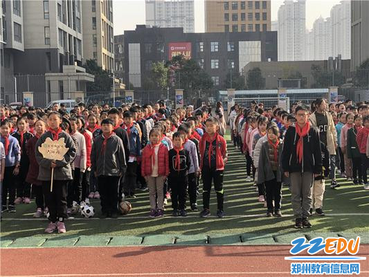 同学们认真聆听 同学们认真聆听