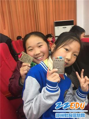 拿到奖牌好开心! 拿到奖牌好开心!