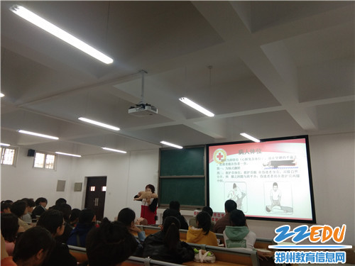 郑建梅主任演示婴儿气道梗阻处理办法 郑建梅主任演示婴儿气道梗阻处理办法