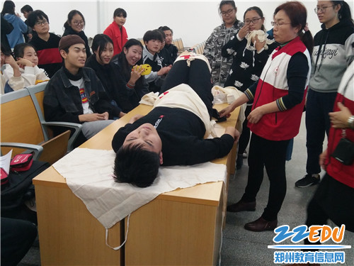 学员实操演练腿部骨折处理方法 学员实操演练腿部骨折处理方法