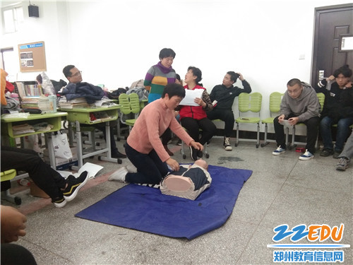 张红旗老师进行实操考试 张红旗老师进行实操考试