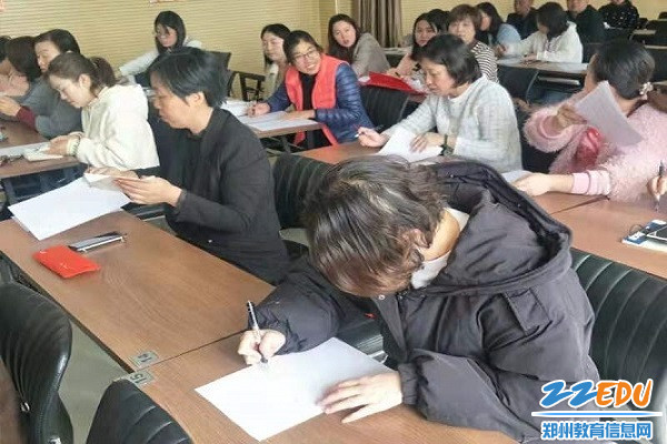 2.教师们签订《拒绝有偿补课和校外培训机构兼职承诺书》 2.教师们签订《拒绝有偿补课和校外培训机构兼职承诺书》