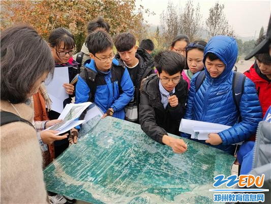 3杨进伟老师在讲解、布阵