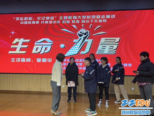 学生在会后与李智华老师交流 学生在会后与李智华老师交流