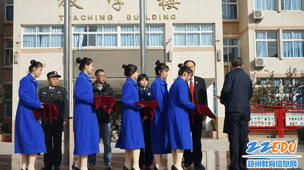 马校长向“六员”颁聘书_副本 马校长向“六员”颁聘书_副本