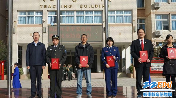 马校长与“六员”成员合影_副本 马校长与“六员”成员合影_副本