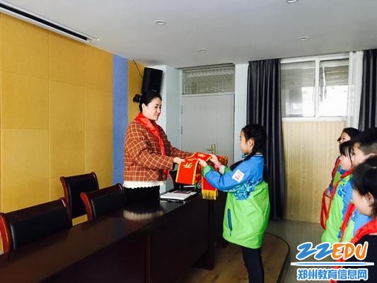 大队辅导员杨老师为监督员授予文明绶带_调整大小 大队辅导员杨老师为监督员授予文明绶带_调整大小