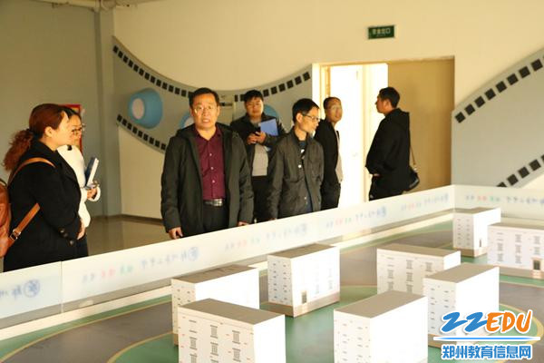 创客中心主任王建伟在介绍人工智能机器学习训练场地_副本 创客中心主任王建伟在介绍人工智能机器学习训练场地_副本