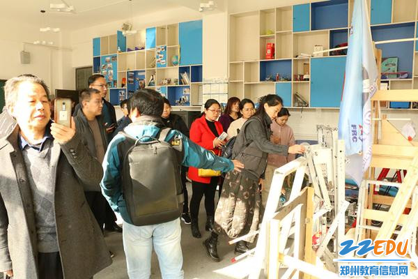 在机器人教室观看学生制作的VEX机器人_副本 在机器人教室观看学生制作的VEX机器人_副本