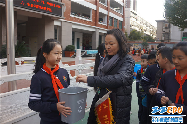 3老师也加入到垃圾分类小游戏中 3老师也加入到垃圾分类小游戏中