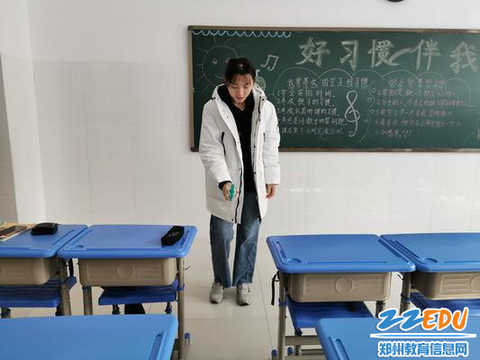 老师进行班内消毒_调整大小 老师进行班内消毒_调整大小