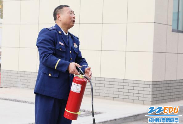 惠济区消防支队消防宣讲员耐心讲解灭火期使用方法