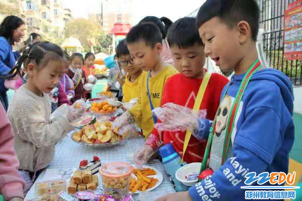 2.孩子们品尝种子食品 2.孩子们品尝种子食品