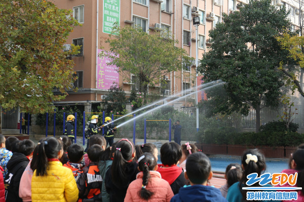 消防队员演示消防车灭火 消防队员演示消防车灭火