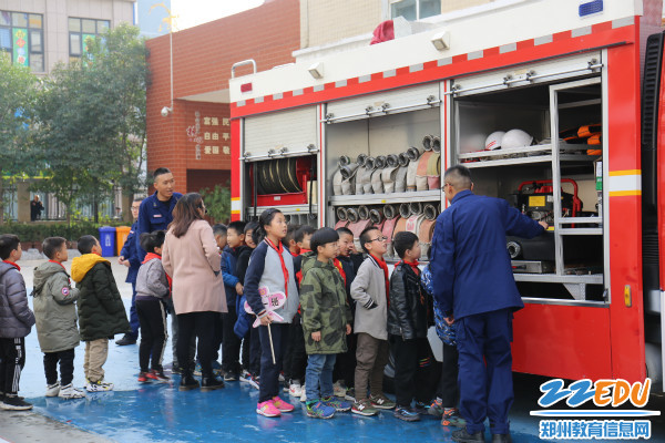 学生参观消防车 学生参观消防车