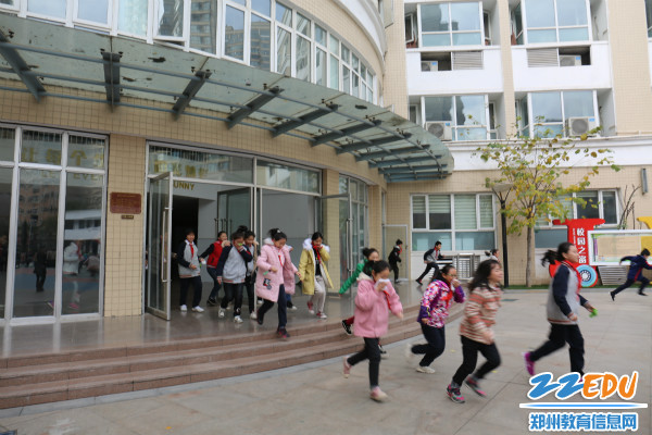 学生快速撤离 学生快速撤离