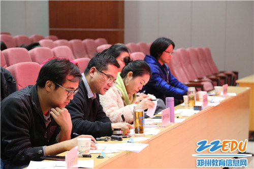 教师评委组对竞选学生进行打分 教师评委组对竞选学生进行打分