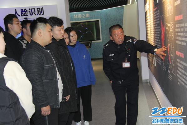 郭队长在讲解 郭队长在讲解