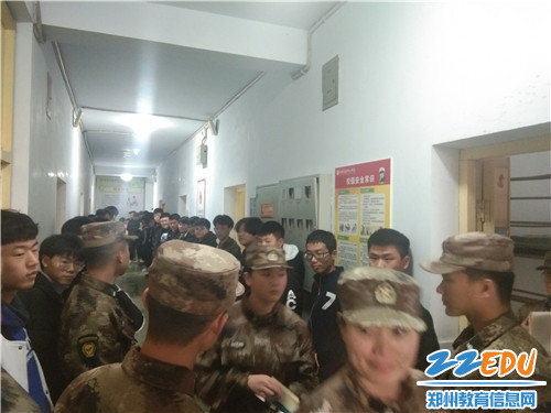 尽职尽责的教官们 尽职尽责的教官们