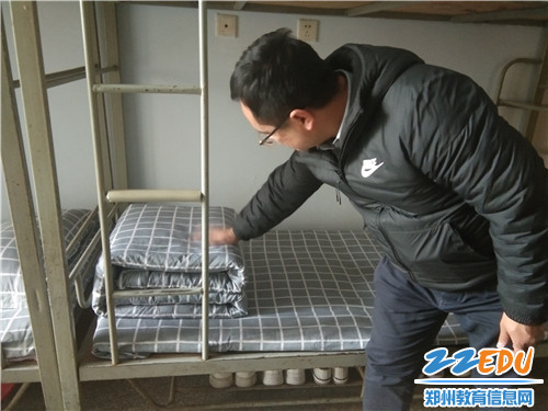 同学们叠的“豆腐块” 同学们叠的“豆腐块”