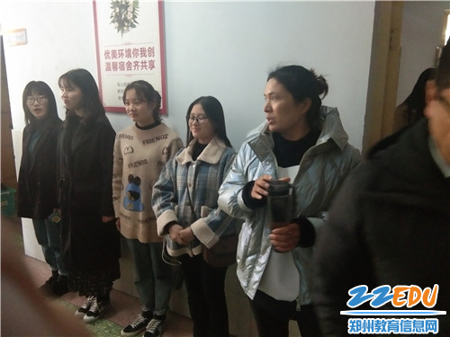 王利华老师叮嘱同学们保持好内务卫生 王利华老师叮嘱同学们保持好内务卫生