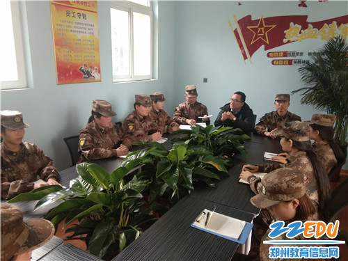 郑丹主任与兄弟学校教官交流宿舍管理经验 郑丹主任与兄弟学校教官交流宿舍管理经验