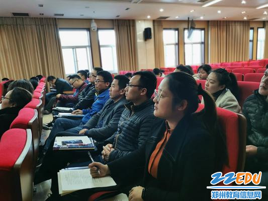 老师们认真听汇报 老师们认真听汇报