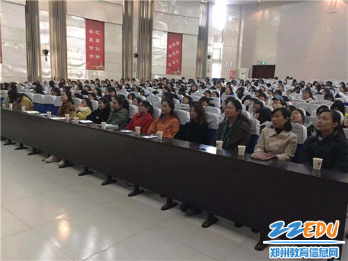 师生共同聆听讲座 师生共同聆听讲座