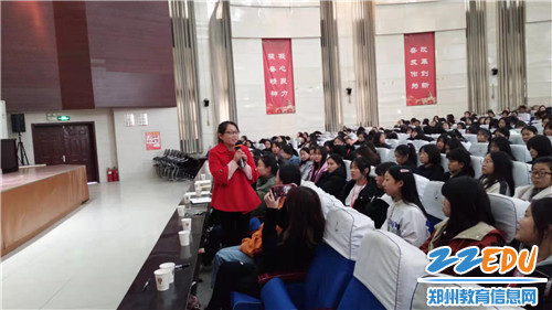 邮电设计幼儿园的谢彩云园长与学生互动 邮电设计幼儿园的谢彩云园长与学生互动