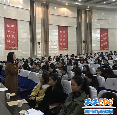 教工幼儿园保育主任、未来城幼儿园谭新亚园长与学生互动 教工幼儿园保育主任、未来城幼儿园谭新亚园长与学生互动