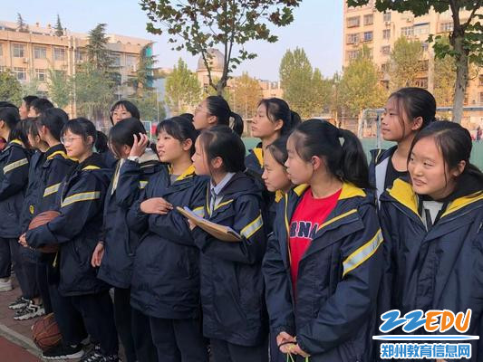 聚精会神地观看比赛的同学们 聚精会神地观看比赛的同学们