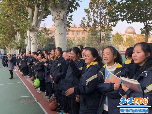 为球员们欢呼的拉拉队员们 为球员们欢呼的拉拉队员们