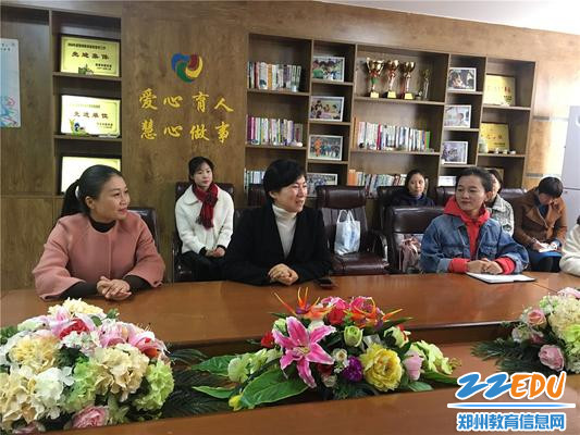 1.市实验幼儿园园长郝江玉向秋澄幼儿园跟岗教师介绍园所文化 1.市实验幼儿园园长郝江玉向秋澄幼儿园跟岗教师介绍园所文化