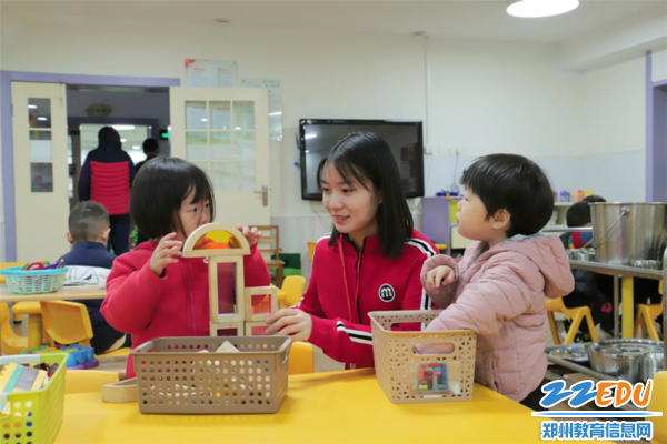 2.跟岗教师融入班级与孩子一起游戏“老师,你瞧!我搭的房子,是不是很棒!” 2.跟岗教师融入班级与孩子一起游戏“老师,你瞧!我搭的房子,是不是很棒!”