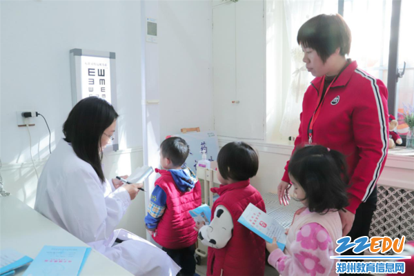 4跟岗保健医参与幼儿园体检活动 4跟岗保健医参与幼儿园体检活动
