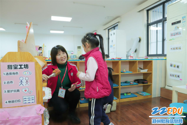 5“这个面包怎么卖啊?”跟岗教师与班级孩子做游戏 5“这个面包怎么卖啊?”跟岗教师与班级孩子做游戏