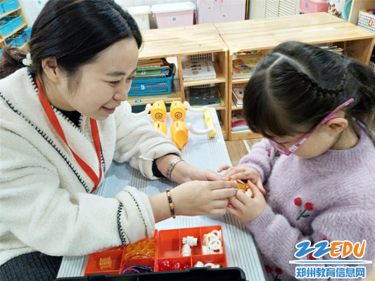 6跟岗教师和孩子一起体验创客活动_副本 6跟岗教师和孩子一起体验创客活动_副本