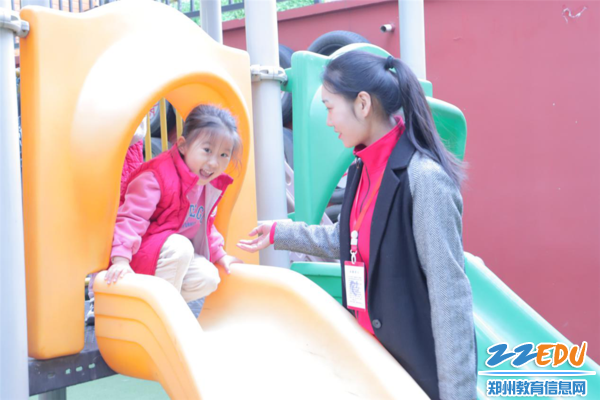 7“老师,快来看我玩滑梯!”跟岗教师参与班级活动 7“老师,快来看我玩滑梯!”跟岗教师参与班级活动