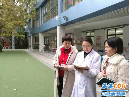 8.跟岗保健医跟随市实验幼儿园保健老师检查环境卫生 8.跟岗保健医跟随市实验幼儿园保健老师检查环境卫生