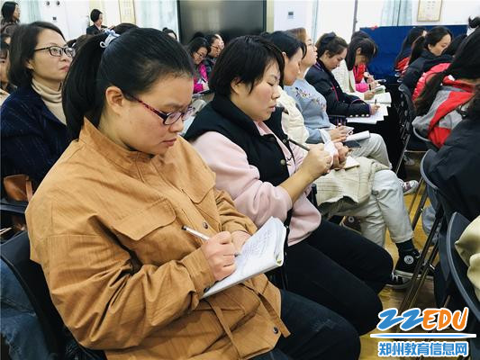 2.教师们认真做学习笔记 2.教师们认真做学习笔记