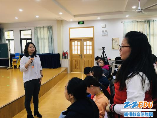 6.夏婧博士与教师现场讨论如何在生活中渗透品格教育 6.夏婧博士与教师现场讨论如何在生活中渗透品格教育